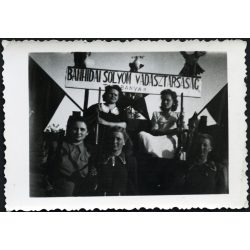   Bánhidai Sólyom Vadásztársaság, Tatabánya, nők egy felvonuláson, felirat, 1950-es évek, kommunizmus, Eredeti fotó, papírkép.  