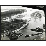A nagy jeges árvíz után, Tass, légi felvétel, Duna, megdőlt zsilipház, kommunizmus, 1956 január, 1950-es évek, helytörténet, Eredeti fotó, papírkép, hátulja feliratozva.