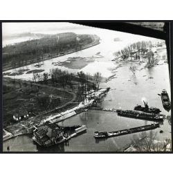   A nagy jeges árvíz után, Tass, légi felvétel, Duna, megdőlt zsilipház, kommunizmus, 1956 január, 1950-es évek, helytörténet, Eredeti fotó, papírkép, hátulja feliratozva.