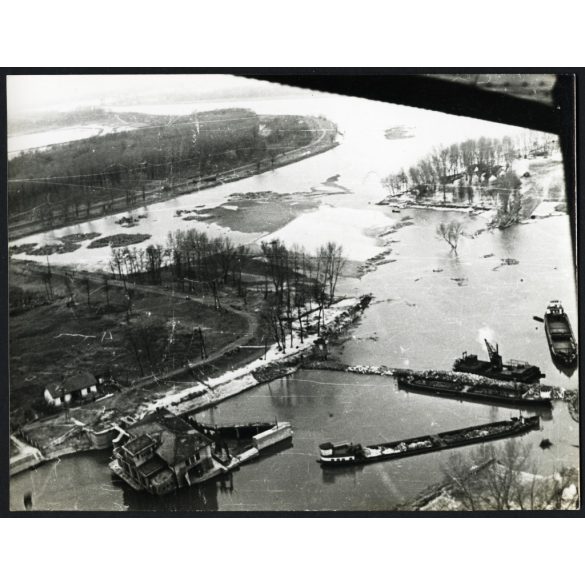 A nagy jeges árvíz után, Tass, légi felvétel, Duna, megdőlt zsilipház, kommunizmus, 1956 január, 1950-es évek, helytörténet, Eredeti fotó, papírkép, hátulja feliratozva.