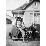 Fotó negatív! Család egy Ariel 557 ccm-es motorkerékpáron a Lidi-lak mellett. Jármű, közlekedés, Horthy-korszak, 1930-as évek,  Eredeti nagyobb méretű fotó negatív!   