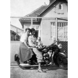   Fotó negatív! Család egy Ariel 557 ccm-es motorkerékpáron a Lidi-lak mellett. Jármű, közlekedés, Horthy-korszak, 1930-as évek,  Eredeti nagyobb méretű fotó negatív!   