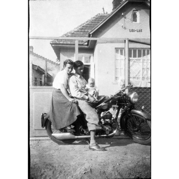 Fotó negatív! Család egy Ariel 557 ccm-es motorkerékpáron a Lidi-lak mellett. Jármű, közlekedés, Horthy-korszak, 1930-as évek,  Eredeti nagyobb méretű fotó negatív!   