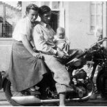 Fotó negatív! Család egy Ariel 557 ccm-es motorkerékpáron a Lidi-lak mellett. Jármű, közlekedés, Horthy-korszak, 1930-as évek,  Eredeti nagyobb méretű fotó negatív!   