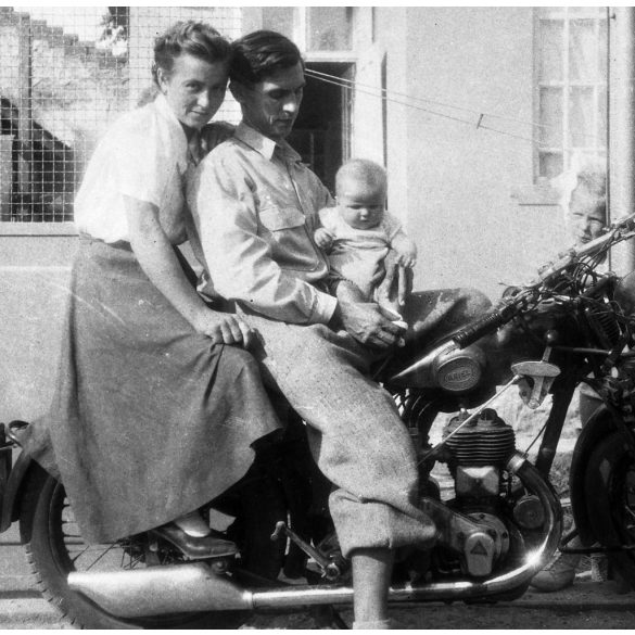 Fotó negatív! Család egy Ariel 557 ccm-es motorkerékpáron a Lidi-lak mellett. Jármű, közlekedés, Horthy-korszak, 1930-as évek,  Eredeti nagyobb méretű fotó negatív!   