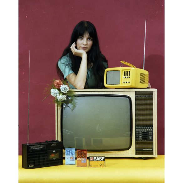 Fotó negatív! Csinos nő magyar gyártmányú elektrotechnikai eszközökkel,miniTV, Akropolis Videoton TV, rádió, BASF, Agfa kmagnókazetta, szocializmus, 1970-es évek,  Eredeti nagyobb méretű fotó negatív, reklámfotó! 
