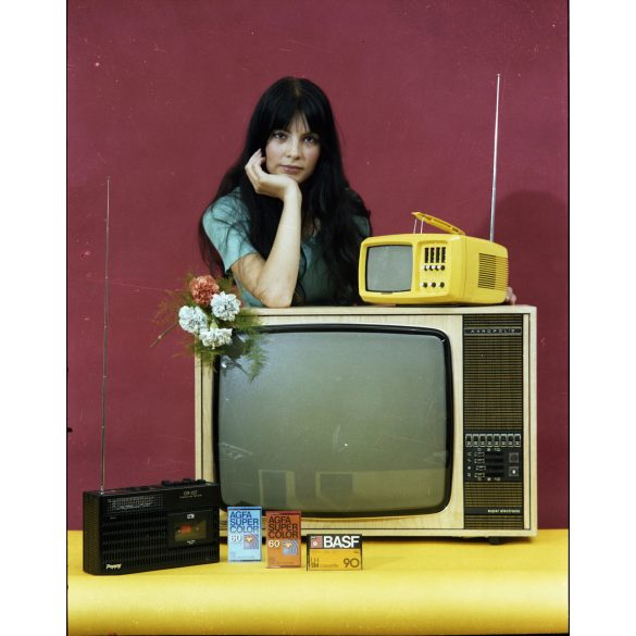 Fotó negatív! Csinos nő magyar gyártmányú elektrotechnikai eszközökkel,miniTV, Akropolis Videoton TV, rádió, BASF, Agfa kmagnókazetta, szocializmus, 1970-es évek,  Eredeti nagyobb méretű fotó negatív, reklámfotó! 