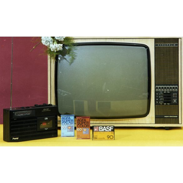 Fotó negatív! Csinos nő magyar gyártmányú elektrotechnikai eszközökkel,miniTV, Akropolis Videoton TV, rádió, BASF, Agfa kmagnókazetta, szocializmus, 1970-es évek,  Eredeti nagyobb méretű fotó negatív, reklámfotó! 