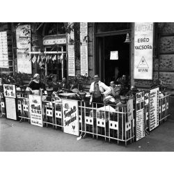   Szendrő István jelzetlen fotónegatívja, Pápa Zoltán és Pápa Zoltánné Ferenc körút 10. szám alatti tejivó-vendéglő-kávézója, Budapest, vendéglátás, pincér, pincérnő, üzletek, kirakatok, feliratok, Horthy-korszak, 1930-as évek,  Eredeti nagyméretű fotó