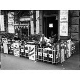 Szendrő István jelzetlen fotónegatívja, Pápa Zoltán és Pápa Zoltánné Ferenc körút 10. szám alatti tejivó-vendéglő-kávézója, Budapest, vendéglátás, pincér, pincérnő, üzletek, kirakatok, feliratok, Horthy-korszak, 1930-as évek,  Eredeti nagyméretű fotó