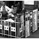 Szendrő István jelzetlen fotónegatívja, Pápa Zoltán és Pápa Zoltánné Ferenc körút 10. szám alatti tejivó-vendéglő-kávézója, Budapest, vendéglátás, pincér, pincérnő, üzletek, kirakatok, feliratok, Horthy-korszak, 1930-as évek,  Eredeti nagyméretű fotó