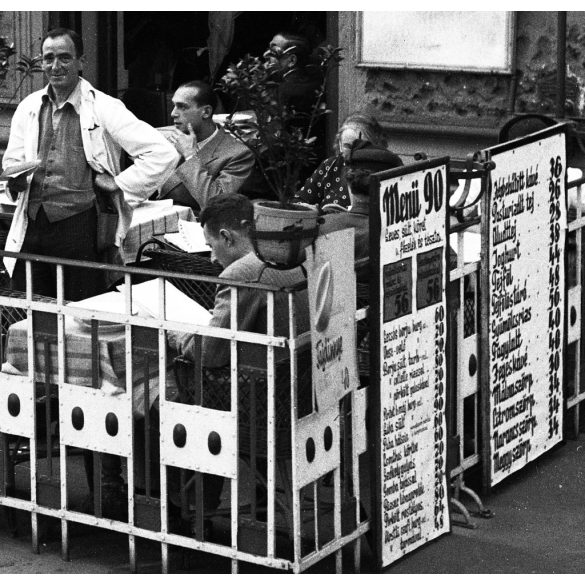 Szendrő István jelzetlen fotónegatívja, Pápa Zoltán és Pápa Zoltánné Ferenc körút 10. szám alatti tejivó-vendéglő-kávézója, Budapest, vendéglátás, pincér, pincérnő, üzletek, kirakatok, feliratok, Horthy-korszak, 1930-as évek,  Eredeti nagyméretű fotó
