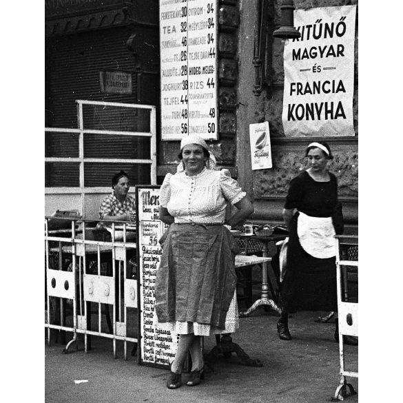 Szendrő István jelzetlen fotónegatívja, Pápa Zoltán és Pápa Zoltánné Ferenc körút 10. szám alatti tejivó-vendéglő-kávézója, Budapest, vendéglátás, újságok pincér, pincérnő, üzletek, kirakatok, feliratok, Horthy-korszak, 1930-as évek,  Eredeti nagymér