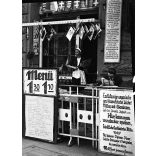 Szendrő István jelzetlen fotónegatívja, Pápa Zoltán és Pápa Zoltánné Ferenc körút 10. szám alatti tejivó-vendéglő-kávézója, Budapest, vendéglátás, újságok pincér, pincérnő, üzletek, kirakatok, feliratok, Horthy-korszak, 1930-as évek,  Eredeti nagymér