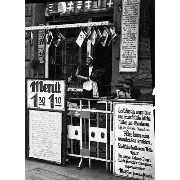 Szendrő István jelzetlen fotónegatívja, Pápa Zoltán és Pápa Zoltánné Ferenc körút 10. szám alatti tejivó-vendéglő-kávézója, Budapest, vendéglátás, újságok pincér, pincérnő, üzletek, kirakatok, feliratok, Horthy-korszak, 1930-as évek,  Eredeti nagymér