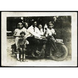  Család Ariel motorkerékpáron, Budapest, jármű, közlekedés, magyar rendszám, 1930-as évek, Horthy-korszak, Eredeti fotó, papírkép. 