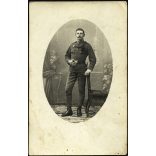 Magyar katona tüzér egyenruhában, bajusz, fegyver, bajonett, 1. világháború, monarchia, 1910-es évek, Eredeti fotó, papírkép.  