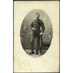   Magyar katona tüzér egyenruhában, bajusz, fegyver, bajonett, 1. világháború, monarchia, 1910-es évek, Eredeti fotó, papírkép.  