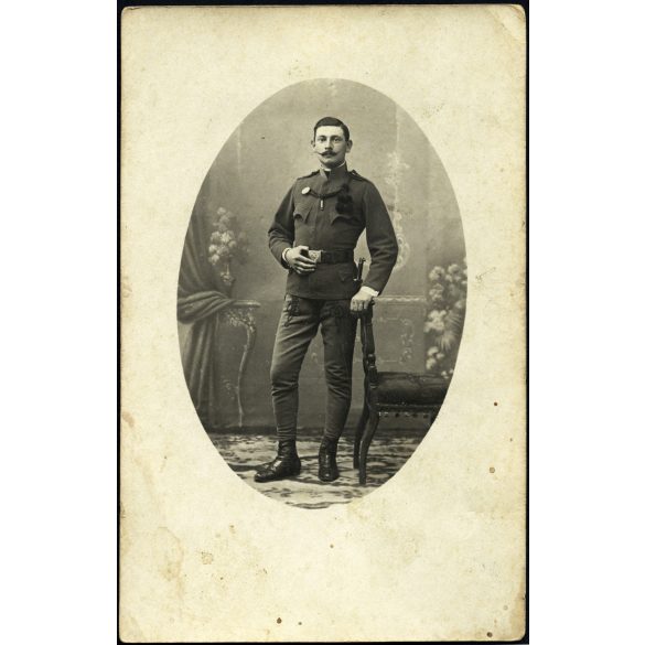 Magyar katona tüzér egyenruhában, bajusz, fegyver, bajonett, 1. világháború, monarchia, 1910-es évek, Eredeti fotó, papírkép.  
