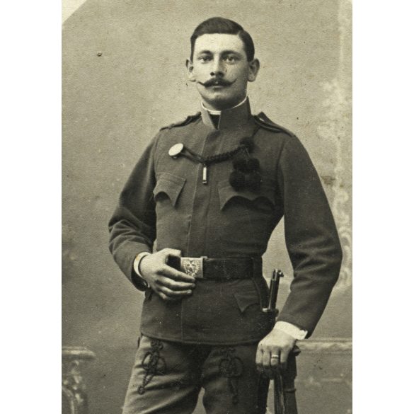 Magyar katona tüzér egyenruhában, bajusz, fegyver, bajonett, 1. világháború, monarchia, 1910-es évek, Eredeti fotó, papírkép.  