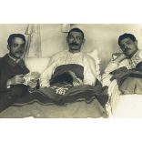 Sebesült magyar katonák kártyáznak egy katonakórházban, 1. világháború, monarchia, 1910-es évek, Eredeti fotó, papírkép.   