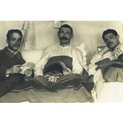   Sebesült magyar katonák kártyáznak egy katonakórházban, 1. világháború, monarchia, 1910-es évek, Eredeti fotó, papírkép.   