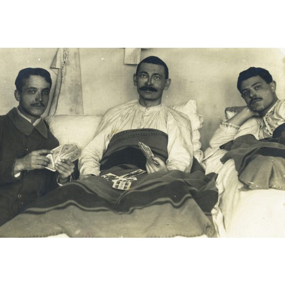 Sebesült magyar katonák kártyáznak egy katonakórházban, 1. világháború, monarchia, 1910-es évek, Eredeti fotó, papírkép.   