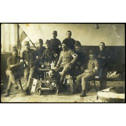   Rechnitzer műterem, Zágráb, magyar katonák egy katonakórházban,  vöröskeresztes zászló és karszalag,  egy katonakórházban, 1. világháború, monarchia, 1914., 1910-es évek, Eredeti fotó, hátulján feliratozott papírkép.  