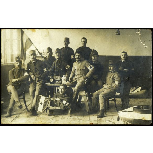 Rechnitzer műterem, Zágráb, magyar katonák egy katonakórházban,  vöröskeresztes zászló és karszalag,  egy katonakórházban, 1. világháború, monarchia, 1914., 1910-es évek, Eredeti fotó, hátulján feliratozott papírkép.  