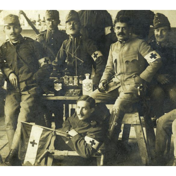 Rechnitzer műterem, Zágráb, magyar katonák egy katonakórházban,  vöröskeresztes zászló és karszalag,  egy katonakórházban, 1. világháború, monarchia, 1914., 1910-es évek, Eredeti fotó, hátulján feliratozott papírkép.  