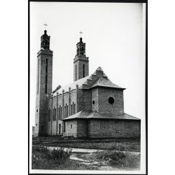   Nagyobb méret, Szendrő István fotóművészeti alkotása, Pusztaszabolcs, az új Szent Imre katolikus templom, egyház, vallás, helytörténet, Fejér megye, 1940-es évek. Eredeti, hátulján feliratozott papírkép,. Dekorációnak, ajándéknak is kiváló. 