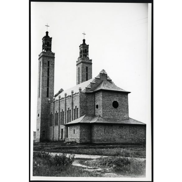 Nagyobb méret, Szendrő István fotóművészeti alkotása, Pusztaszabolcs, az új Szent Imre katolikus templom, egyház, vallás, helytörténet, Fejér megye, 1940-es évek. Eredeti, hátulján feliratozott papírkép,. Dekorációnak, ajándéknak is kiváló. 