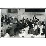 Nagyobb méret, Borsay foto, Budapest, úri társaság vacsorázik, katona, egyenruha, kitüntetés, érdemrend, 2. világháború, 1930-as évek, Horthy-korszak, Eredeti fotó, pecséttel jelzett papírkép. 