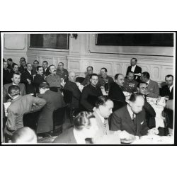   Nagyobb méret, Borsay foto, Budapest, úri társaság vacsorázik, katona, egyenruha, kitüntetés, érdemrend, 2. világháború, 1930-as évek, Horthy-korszak, Eredeti fotó, pecséttel jelzett papírkép. 