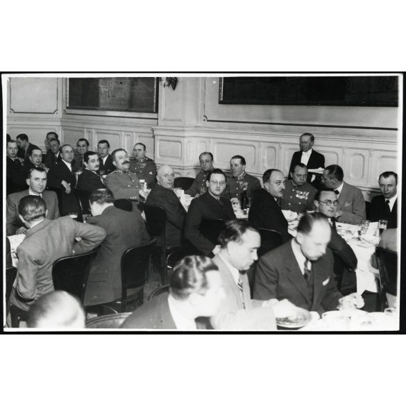 Nagyobb méret, Borsay foto, Budapest, úri társaság vacsorázik, katona, egyenruha, kitüntetés, érdemrend, 2. világháború, 1930-as évek, Horthy-korszak, Eredeti fotó, pecséttel jelzett papírkép. 