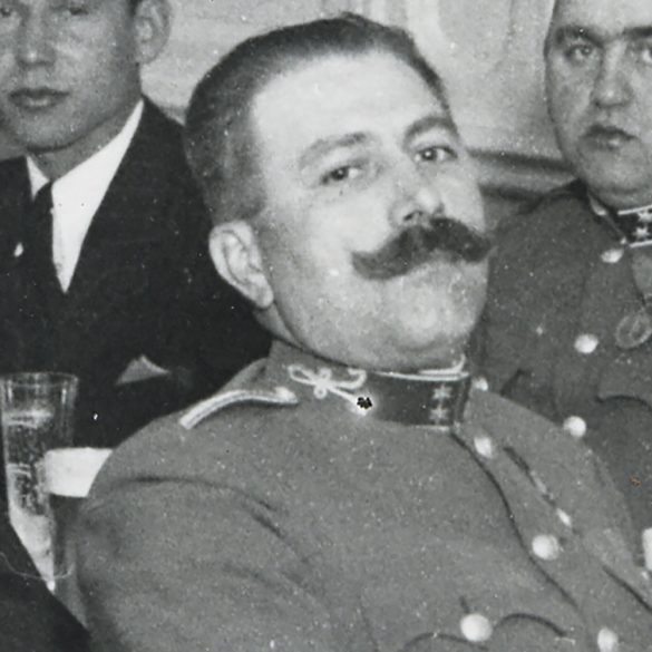 Nagyobb méret, Borsay foto, Budapest, úri társaság vacsorázik, katona, egyenruha, kitüntetés, érdemrend, 2. világháború, 1930-as évek, Horthy-korszak, Eredeti fotó, pecséttel jelzett papírkép. 