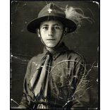 Cserkész fiú egyenruhában, olvasható aláírás,  1920-as évek, Horthy-korszak, Eredeti fotó, pecséttel jelzett aláírt papírkép.   