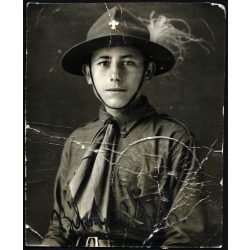   Cserkész fiú egyenruhában, olvasható aláírás,  1920-as évek, Horthy-korszak, Eredeti fotó, pecséttel jelzett aláírt papírkép.   