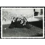 Baldauf intézet, Pécs, apáca, lányok az evangélikus szeretetotthon udvarán, egyház, vallás, helytörténet,  1937., 1930-as évek, Horthy-korszak, Eredeti fotó, hátulján feliratozott papírkép. 