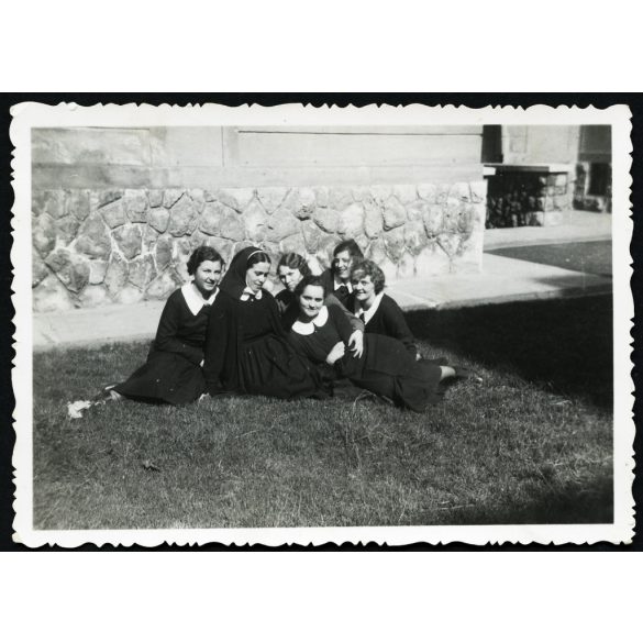 Baldauf intézet, Pécs, apáca, lányok az evangélikus szeretetotthon udvarán, egyház, vallás, helytörténet,  1937., 1930-as évek, Horthy-korszak, Eredeti fotó, hátulján feliratozott papírkép. 