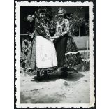 Neuvelt Foto, Hőgyész, lányok népviseletben, helytörténet,  1937., 1930-as évek, Tolna megye, Horthy-korszak, Eredeti fotó, hátulján pecséttel jelzett papírkép.   