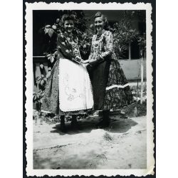   Neuvelt Foto, Hőgyész, lányok népviseletben, helytörténet,  1937., 1930-as évek, Tolna megye, Horthy-korszak, Eredeti fotó, hátulján pecséttel jelzett papírkép.   