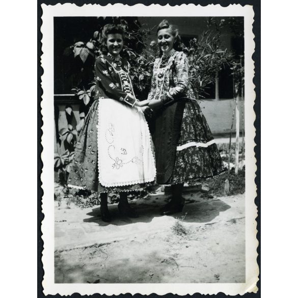Neuvelt Foto, Hőgyész, lányok népviseletben, helytörténet,  1937., 1930-as évek, Tolna megye, Horthy-korszak, Eredeti fotó, hátulján pecséttel jelzett papírkép.   