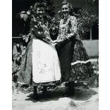 Neuvelt Foto, Hőgyész, lányok népviseletben, helytörténet,  1937., 1930-as évek, Tolna megye, Horthy-korszak, Eredeti fotó, hátulján pecséttel jelzett papírkép.   
