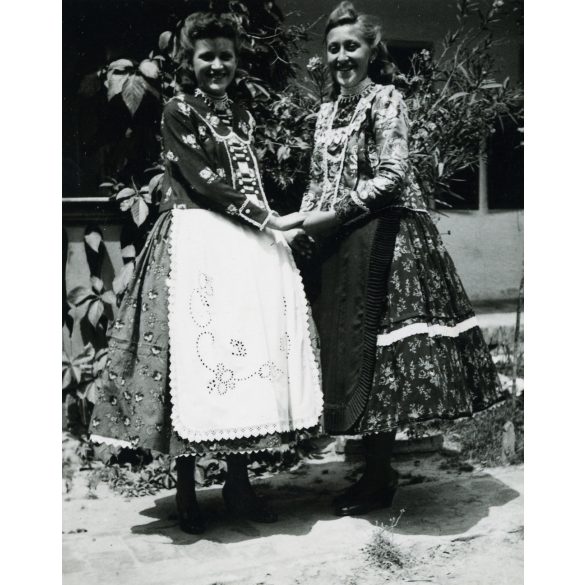 Neuvelt Foto, Hőgyész, lányok népviseletben, helytörténet,  1937., 1930-as évek, Tolna megye, Horthy-korszak, Eredeti fotó, hátulján pecséttel jelzett papírkép.   