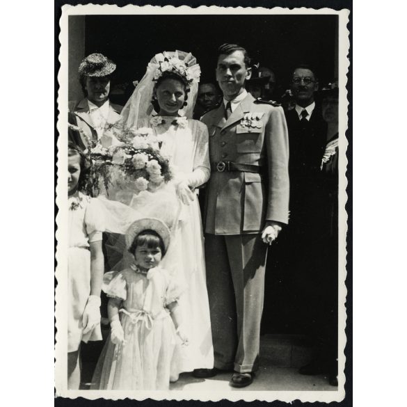 Katona, repülős altiszt egyenruhában, esküvő, menyasszony, érdemrend, kitüntetés, 2. világháború, 1940-es évek, Horthy-korszak, Eredeti fotó, papírkép.  
