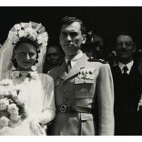 Katona, repülős altiszt egyenruhában, esküvő, menyasszony, érdemrend, kitüntetés, 2. világháború, 1940-es évek, Horthy-korszak, Eredeti fotó, papírkép.  