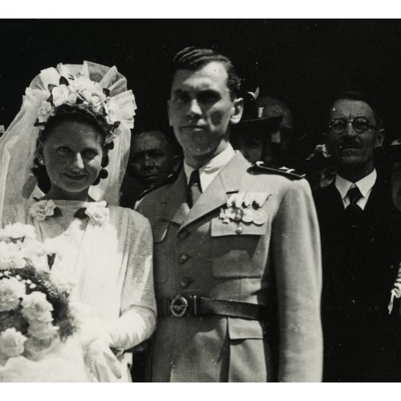 Katona, repülős altiszt egyenruhában, esküvő, menyasszony, érdemrend, kitüntetés, 2. világháború, 1940-es évek, Horthy-korszak, Eredeti fotó, papírkép.  