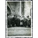 Úri társaság a templomnál, Gyulafehérvár, Erdély, dr Balásy Imre plébános, Dr. Csejthey Jelen Gyula az erdélyi katolikus egyház jogtanácsosa, 1938. szeptember 17., 1930-as évek, Horthy-korszak, Eredeti, hátulján feliratozott fotó, papírkép. 