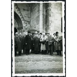   Úri társaság a templomnál, Gyulafehérvár, Erdély, dr Balásy Imre plébános, Dr. Csejthey Jelen Gyula az erdélyi katolikus egyház jogtanácsosa, 1938. szeptember 17., 1930-as évek, Horthy-korszak, Eredeti, hátulján feliratozott fotó, papírkép. 